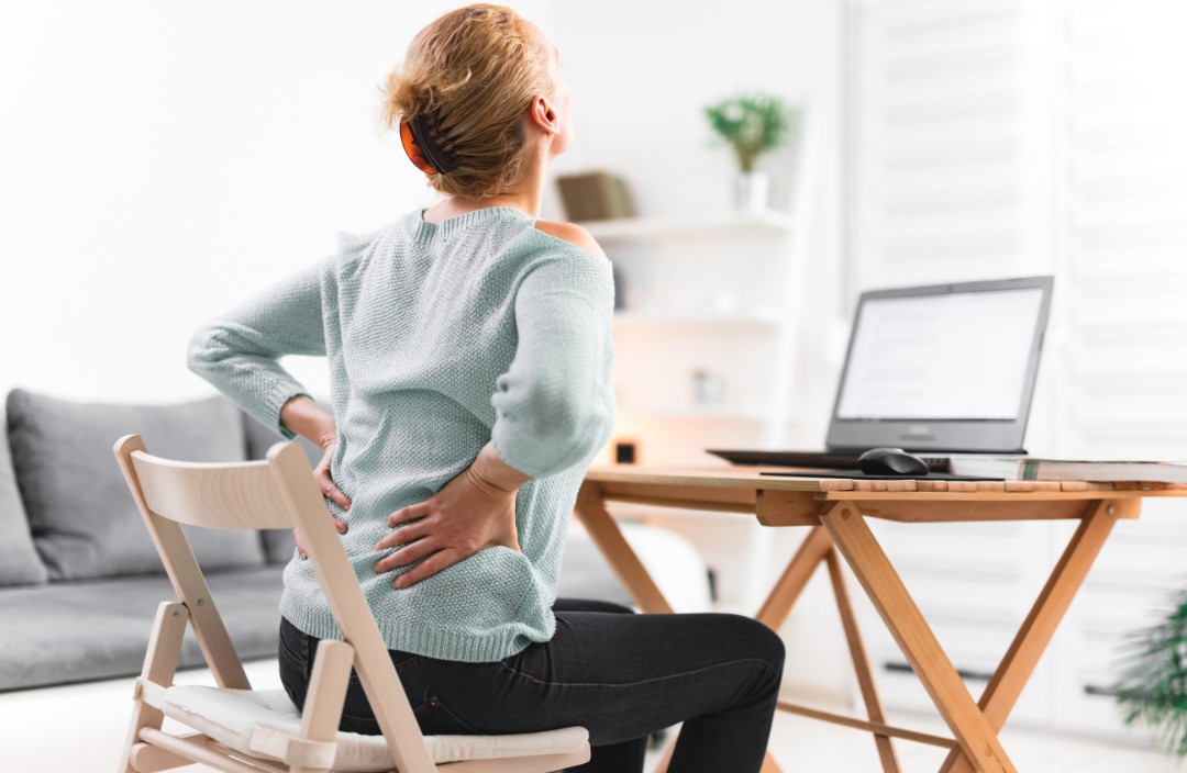 Woman-With-Back-Pain-Sitting-Down- habits-that0causing-back-pain-and-hip-pain